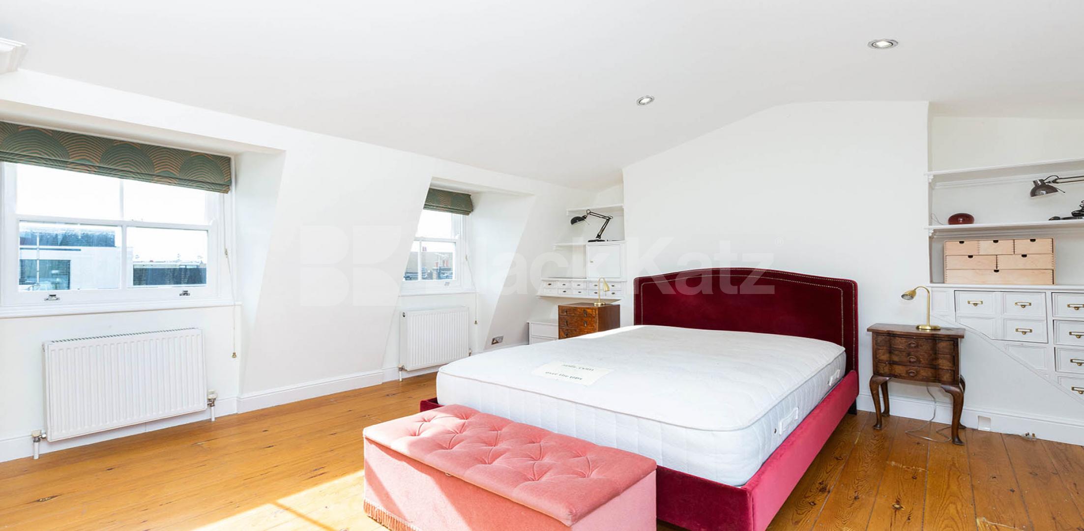 			SPLIT OVER 3 FLOORS, 2 Bedroom, 1 bath, 1 reception Maisonette			 Baron Street, ANGEL N1